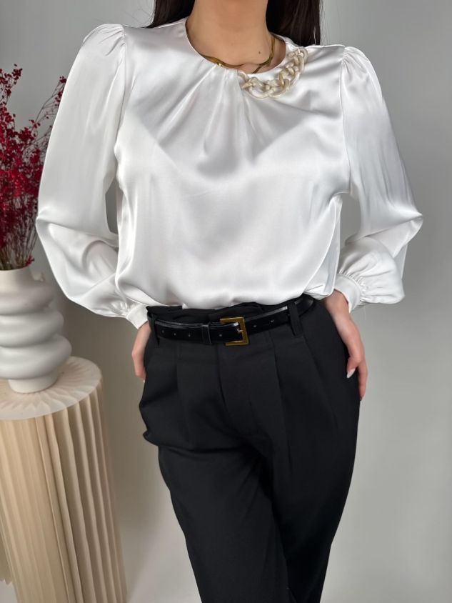 Satenska bluza s elegantnim lancem