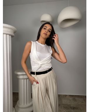 Bijela bezrukavna majica s efektnim čvorom